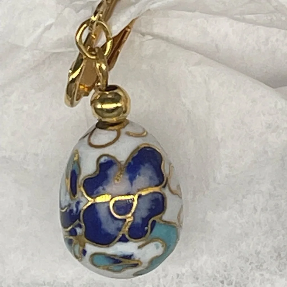 !!SOLD!! Vintage Avon White Blue Cloisonné Easter Egg Clip Earrings Bracelet - Picture 4 of 10